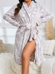 加大码法兰绒爱心印花宽松浴袍，冬季舒适优雅细节，适合秋冬季节，蓬松柔软