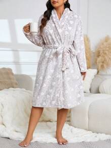 加大码法兰绒爱心印花宽松浴袍，冬季舒适优雅细节，适合秋冬季节，蓬松柔软