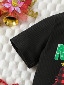 2 件装年轻女孩日常休闲柔软舒适圣诞树字母标语印花短袖条纹 T 恤和雪花印花牛仔效果裤套装，适合日常穿着和圣诞节假期