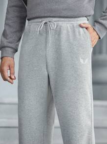 Manfinity RelaxMax 男士休闲翼刺绣宽松灰色运动裤，长款健身直筒抽绳运动裤，适合丈夫、男朋友的礼物 - 灰色 - 查看 2