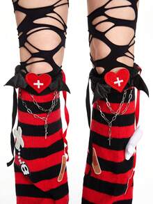 ROMWE Anime Bộ 2 chiếc quần giữ ấm chân sọc đen đỏ phong cách Gothic Punk có cánh dơi, dây xích và chi tiết thánh giá dành cho nữ, Halloween - Đỏ - Xem 3
