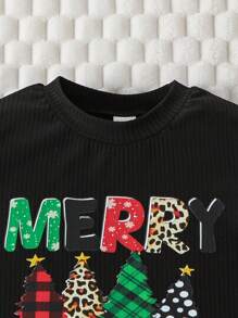 2 件装年轻女孩日常休闲柔软舒适圣诞树字母标语印花短袖条纹 T 恤和雪花印花牛仔效果裤套装，适合日常穿着和圣诞节假期