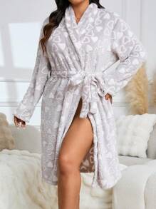 加大码法兰绒爱心印花宽松浴袍，冬季舒适优雅细节，适合秋冬季节，蓬松柔软