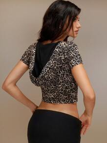 SHEIN Unity جاكيت نسائي قصير الأكمام مطبوع بنمر بسحاب ذو فتحة للرأس بقصة عادية - الأسود - مشاهدة 2