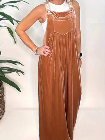焦糖色丝绒连体裤：可调节吊带纽扣+腰部褶裥，阔腿宽松版型，休闲年轻风，适合日常穿着和通勤，侧边口袋，阔腿女式连体裤