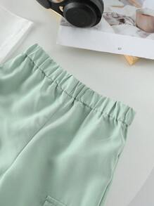 SHEIN Playful Pals 2 件装女婴街头风格肖像印花连帽衫和工装裤套装 - 綠色 - 查看 8
