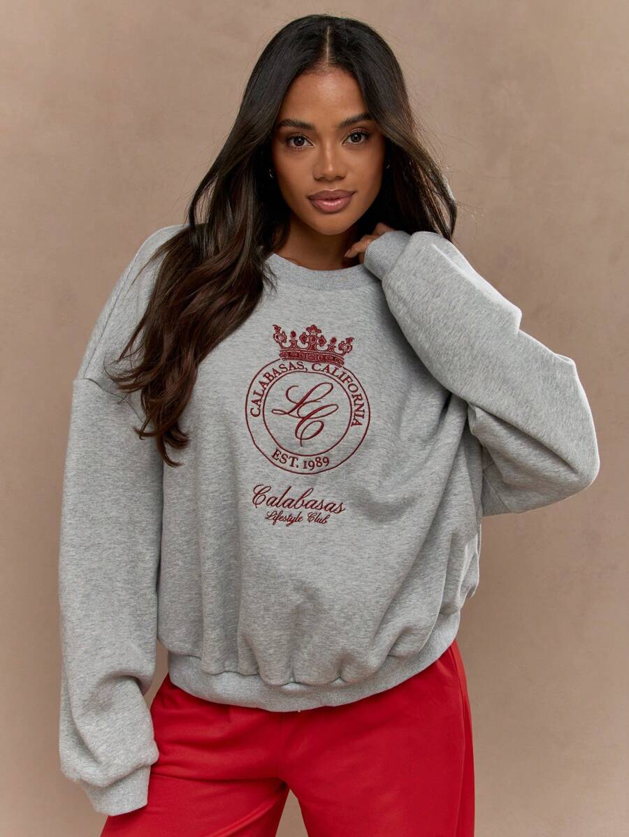 MISSGUIDED Lifestyle Club 成立于 1989 年，学院风运动衫，超大码，带运动队标志，经典运动复古风秋冬服饰 - 淺灰色 - 查看 1