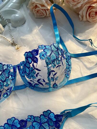 Esselle Sky Blauw Geborduurde Strap Ladies Verleidelijke Lingerie Set view 4