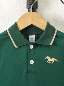 SHEIN 2 件套橙色 Polo 衫，带 3D 马匹印花和格子短裤，适合男孩，夏季休闲装 - 軍綠色 - 查看 5