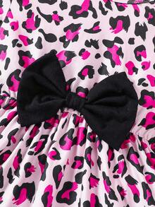 SHEIN 2 piezas Conjunto de camiseta de punto con volantes con estampado de leopardo y pantalones ajustados de punto para niña joven - Multicolor - Ver 3