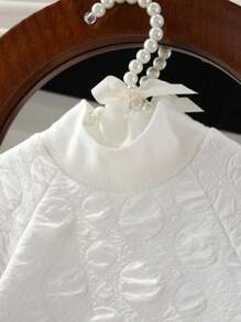 女婴休闲时尚荷叶边下摆提花泡泡布连衣裙，适合外出 - 米色 - 查看 3