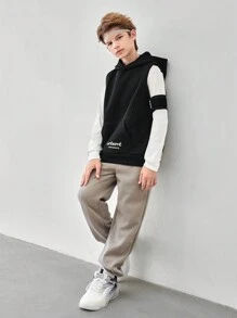 SHEIN 2 件套青少年男孩连帽印花口袋运动舒适自由训练夹克和圆领长袖上衣套装，秋冬季