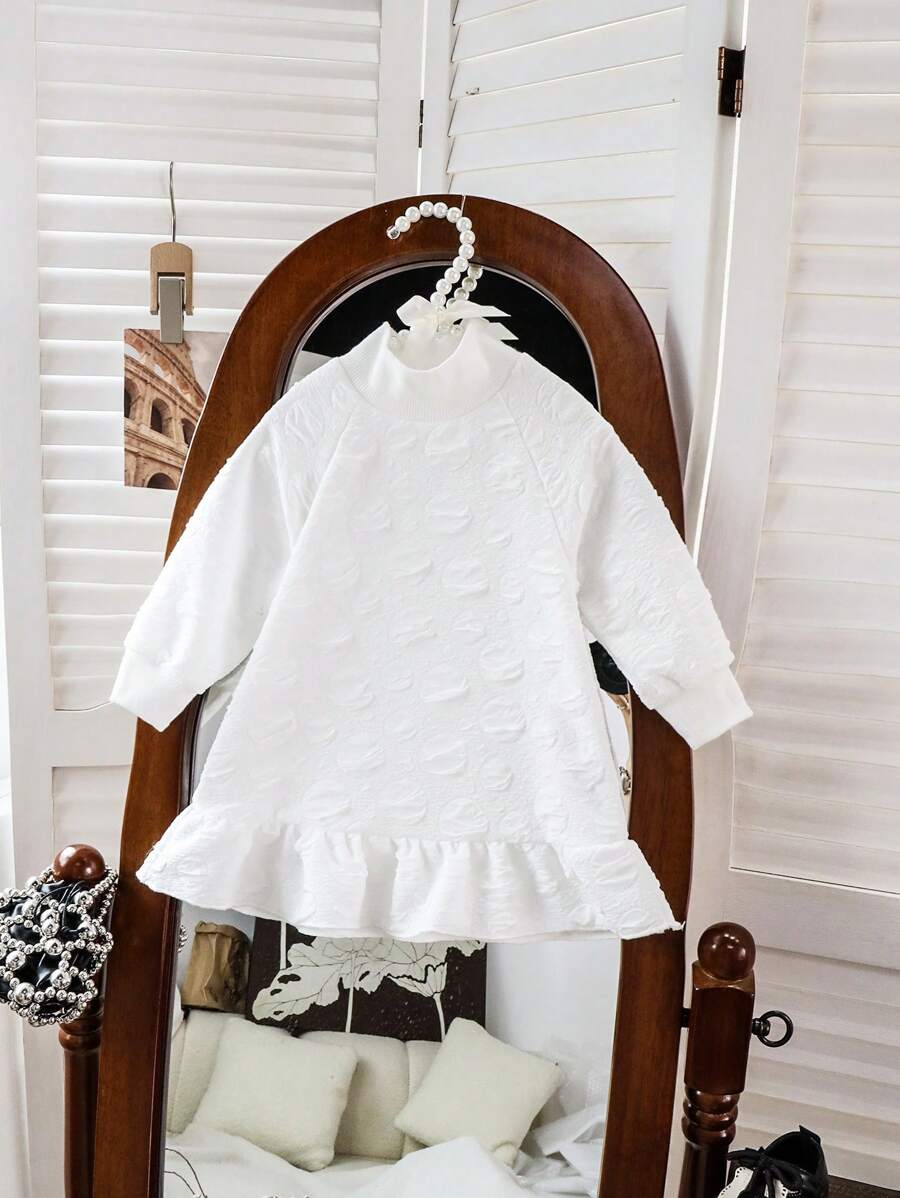 女婴休闲时尚荷叶边下摆提花泡泡布连衣裙，适合外出 - 米色 - 查看 1