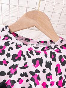 SHEIN 2 piezas Conjunto de camiseta de punto con volantes con estampado de leopardo y pantalones ajustados de punto para niña joven - Multicolor - Ver 4