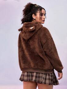 SHEIN X Care Bears 大码休闲百搭保暖外套蓬松面料刺绣卡通熊耳朵连帽衫，插肩宽松羊毛棕色运动衫，秋冬 - 棕色 - 查看 2