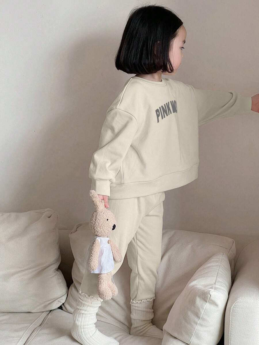 Dazy Kids 2 件装年轻女孩圆领字母印花套装，秋季 - 杏色 - 查看 1