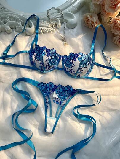 Esselle Sky Blauw Geborduurde Strap Ladies Verleidelijke Lingerie Set