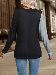 EMERY ROSE تي شيرت تي بأكمام طويلة وياقة على شكل حرف V للنساء مع طباعة خط هندسي وألوان مختلفة ، خريف