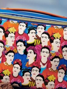 Frida Kahlo X SHEIN 全覆盖肖像花卉印花 3D 方形化妆包、礼品