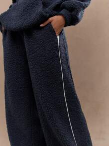MISSGUIDED Teddy Borg Wide Leg Jogger With Contrast Piping Side Details Cozy Athleisure Lounge Pants Winter Warm Sherpa Sweatpants Perfect For Indoor Outdoor Comfort - Navy Blue - View 4