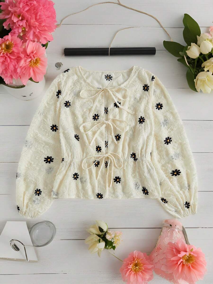 SHEIN MOOSTA 大码女式春夏可爱花卉刺绣前系带衬衫 - 杏色 - 查看 1