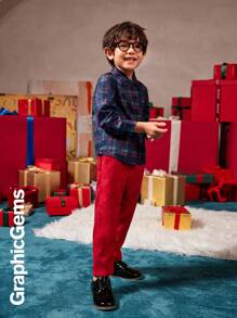 2 件套年轻男孩格子衬衫和红色西装裤套装，圣诞绅士装