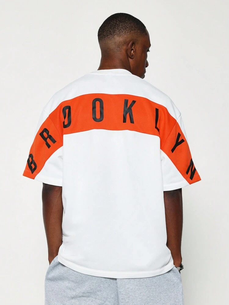 T-shirt coupe régulière à manches courtes avec imprimé graphique bicolore Brooklyn