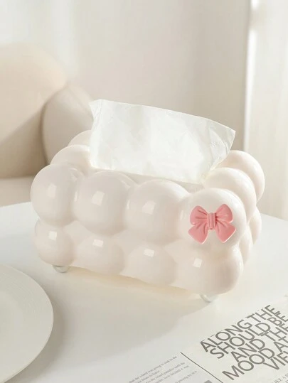 1 قطعة صندوق مناديل بشكل الكريمة الفطيرة البلاستيكية الكيوت مع ربطة عقدة الفراشة كيوت، 4 أقدام بشكل كرة لتنظيف سطح الطاولة بسهولة، صندوق تخزين بلاستيكي للمنزل والمطبخ والنوم وغرفة المعيشة وغرفة الطعام، إكسسوارات ديكور المنزل، هدية مثالية للأصدقاء