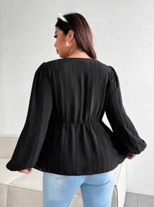 Flirla Blusa negra elegante y favorecedora con cuello en V, mangas abullonadas largas, fruncido en la cintura y volantes, talla grande - Negro - Ver 2