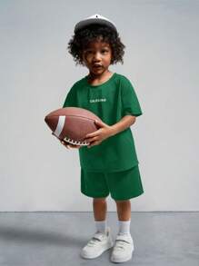 SHEIN 2 件装年轻男孩纯色字母印花短袖 T 恤带口袋和短裤休闲套装 - 綠色 - 查看 6