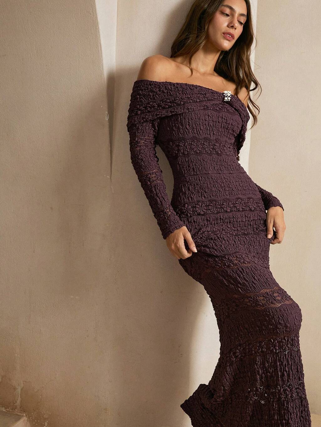 Vestido maxi morado elegante con hombros abiertos falsos y dobladillo de cola de sirena para mujer