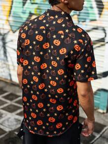 Manfinity EMRG Camisa de verano con estampado total, botones delanteros y manga corta (bajo asimétrico), Camisa de hombre para Halloween, Camisa blanca de botones