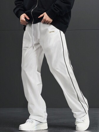 Manfinity Hypemode بنطلون رجالي فضفاض بحزام رباط خصر وخطوط تباين وتفاصيل طباعة حرف