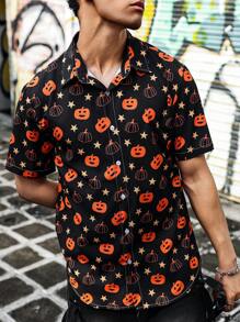Manfinity EMRG Camisa de verano con estampado total, botones delanteros y manga corta (bajo asimétrico), Camisa de hombre para Halloween, Camisa blanca de botones