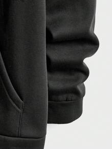 Manfinity RebelGame Áo hoodie túi Kangaroo họa tiết thiên thần và chữ cho nam dáng rộng - màu đen - Xem 3