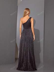 Vestido elegante de dama de honor con sección asimétrica del hombro, pliegues en la cintura y abertura lateral de malla