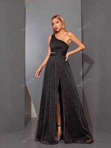 Vestido elegante de dama de honor con sección asimétrica del hombro, pliegues en la cintura y abertura lateral de malla