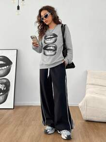 SHEIN EZwear 超大复古风格女式黑色唇印 Y2K 圆领运动衫，街头潮流 - 淺灰色 - 查看 5