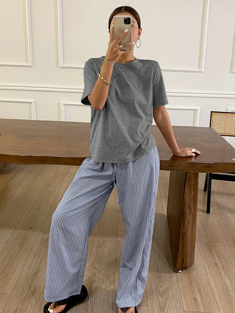Livesso 极简主义 T 恤和条纹睡裤家居服套装 - 深灰色 - 查看 1