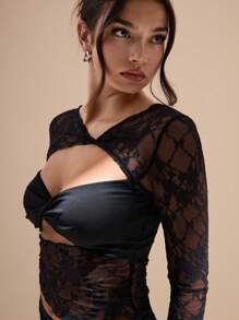 Glamine 2 件套：女士镂空胸围扭纹下摆不对称蕾丝上衣和蕾丝紧身迷你裙 - 黑色 - 查看 7