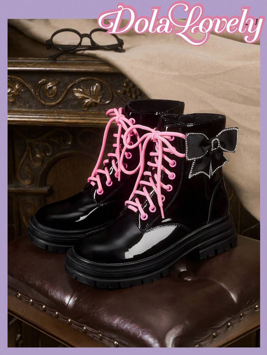Dola Lovely Botins de tornozelo com plataforma, decoração de laço em cor contrastante, estilo moderno e doce, para mulheres, para o Natal, Ano Novo, vibração de férias, outono, inverno e Dia dos Namorados - Preto - Ver 1