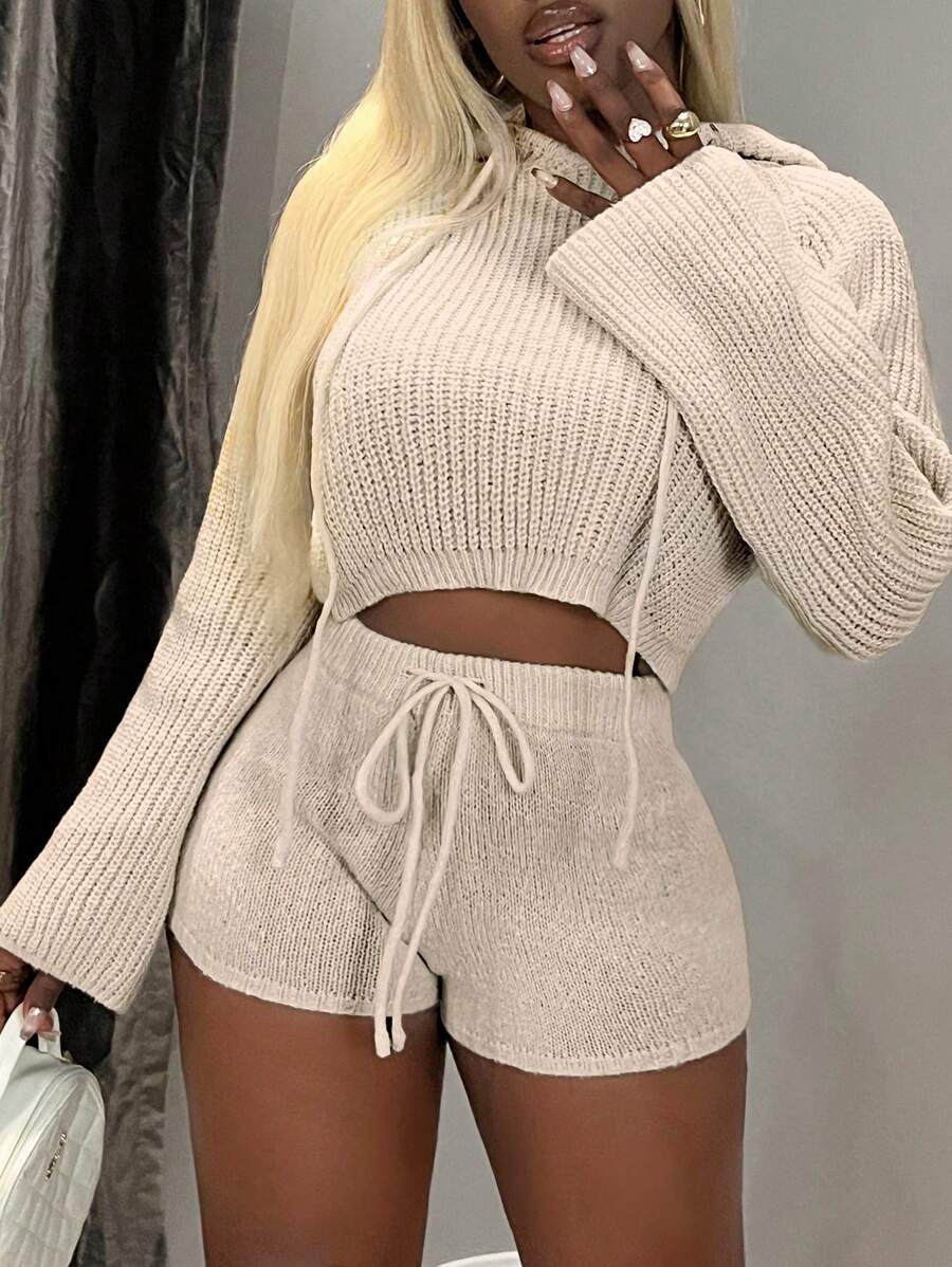 Zolique Ensemble deux-pièces en tricot pour femmes, Top en tricot rayé gris clair à manches longues avec capuche, short en tricot blanc cassé avec nœud, tenue sexy ajustée et ample pour fête et décontracté en automne et hiver, vêtements saisonniers pour femmes - Blanc - Voir 1