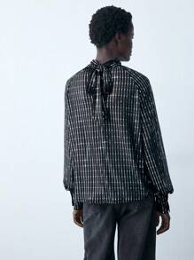 Maija 女式派对金属亮片立领褶饰长袖箔印花衬衫，秋冬 - 黑色 - 查看 2