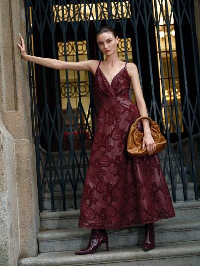 Anewsta Vestido largo estilo bohemia de mujer con bordado en borgoña y aplicación de piel sintética