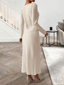 Chiquease 2 件套女士休闲 V 领毛衣上衣和宽松时尚迷人裙子套装 - 米色 - 查看 2