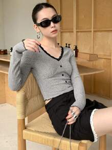 DAZY 女式 V 领蕾丝撞色纽扣修身衬衫 T 恤外出上衣长袖女式上衣 - 灰色 - 查看 3