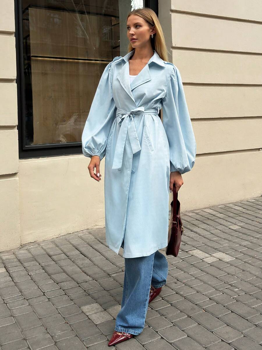 SHEIN Essnce Neue 2024 Herbstmode, Trenchcoat für Damen mit speziellen Stoff und Laternenärmeln - Babyblau - Übersicht 1