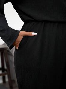 SHEIN LUNE Bộ đồ liền thân thường ngày tay dài cổ chữ V màu trơn cỡ lớn có thắt eo - màu đen - Xem 4