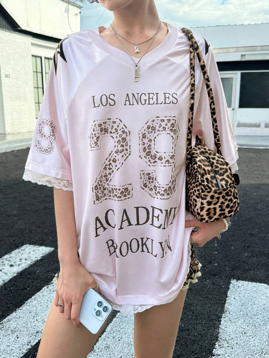 SHEIN Bubbli 女士宽松 V 领豹纹数码印花和星星印花拼接蕾丝落肩 T 恤，两种材质的粉色拼接，秋季图案 T 恤女上衣 - 粉色 - 查看 1