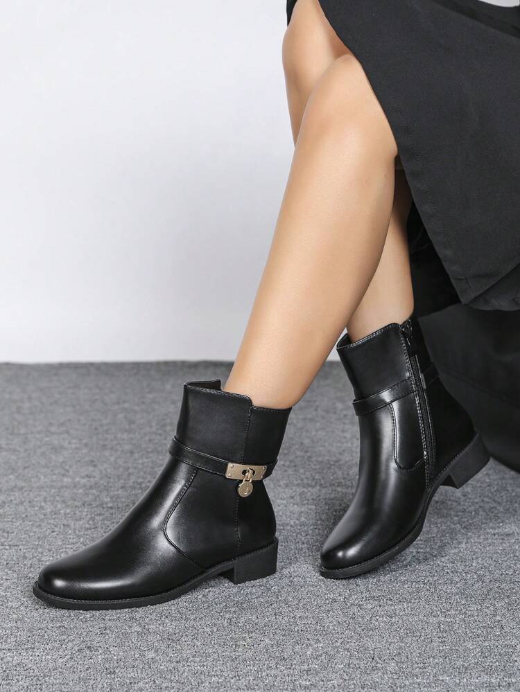 CUCCOO BIZCHIC Modische und vielseitige Damen Ankle Boots, schwarze kurze Stiefelette, Plateau-Absatz, niedriger Absatz, Herbst/Saison, neuer Stil, Seitlicher Reißverschluss, Schnallengurt, kurzer Schaft, runde Zehenform, bequeme Damenstiefel für Frühling, Osterferien, Weihnachten